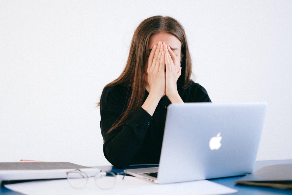 Método de estudio Pomodoro para aprobar exámenes .Mujer cansada ordenador. 