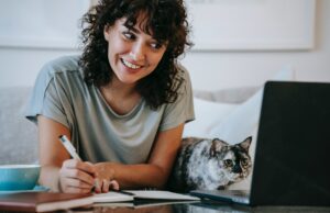 Método de estudio Pomodoro para aprobar exámenes .Mujer trabajando en la gestión del tiempo.