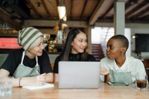 Método de estudio Pomodoro para aprobar exámenes .Mujeres trabajando método pomodoro.