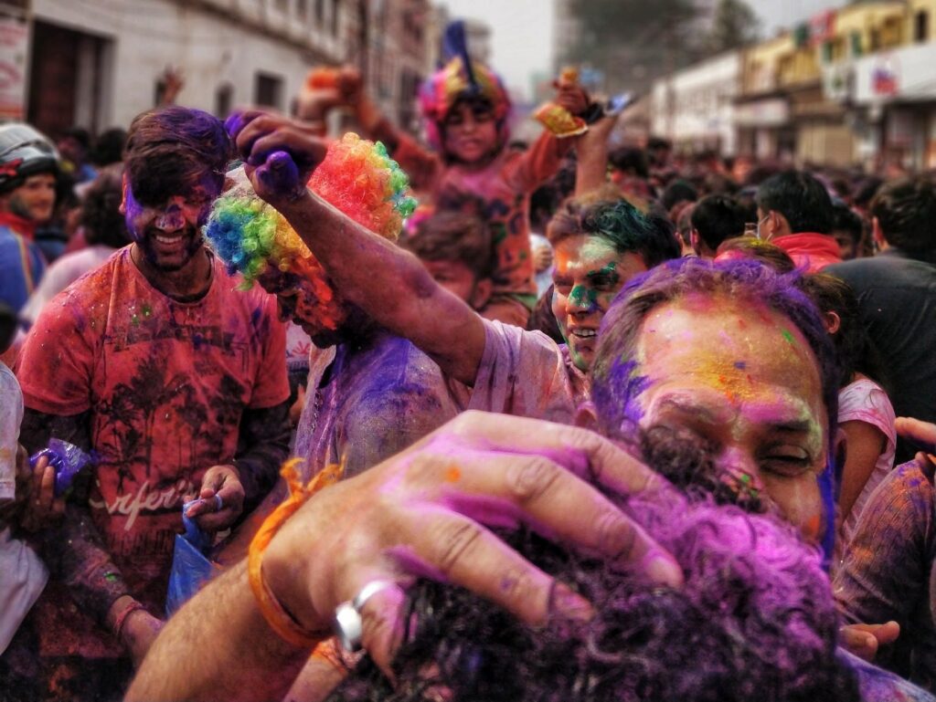 en busca de la felicidad. Fiesta en la India.