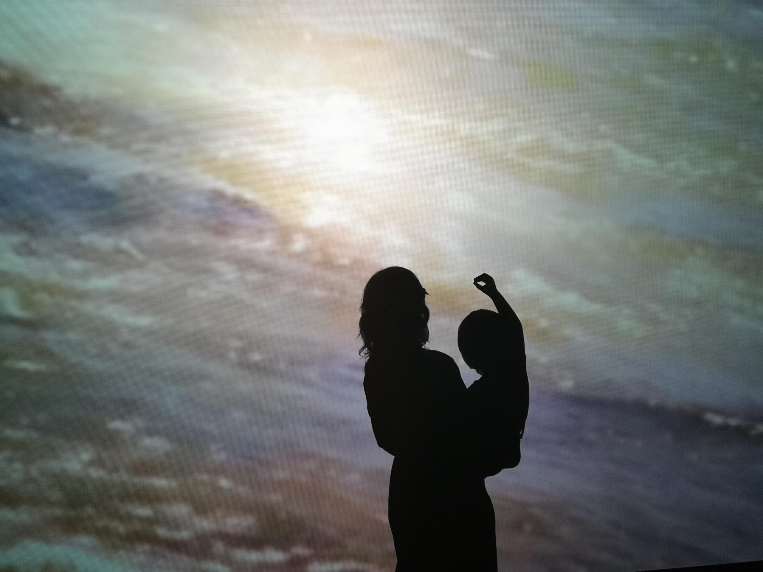 Mujer con niño contemplando el horizonte.