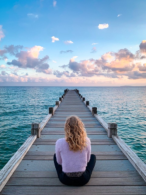  Mujer meditando. El Crecimiento personal es un camino hacía la felicidad.